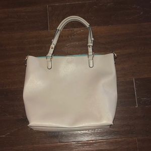 woman’s gray bag
